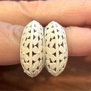 Vintage openwork white floral hoop earrings pierced ears 80s 90s classic